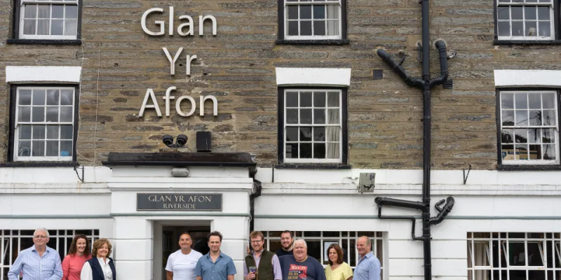 Glan Yr Afon (Riverside Pub)